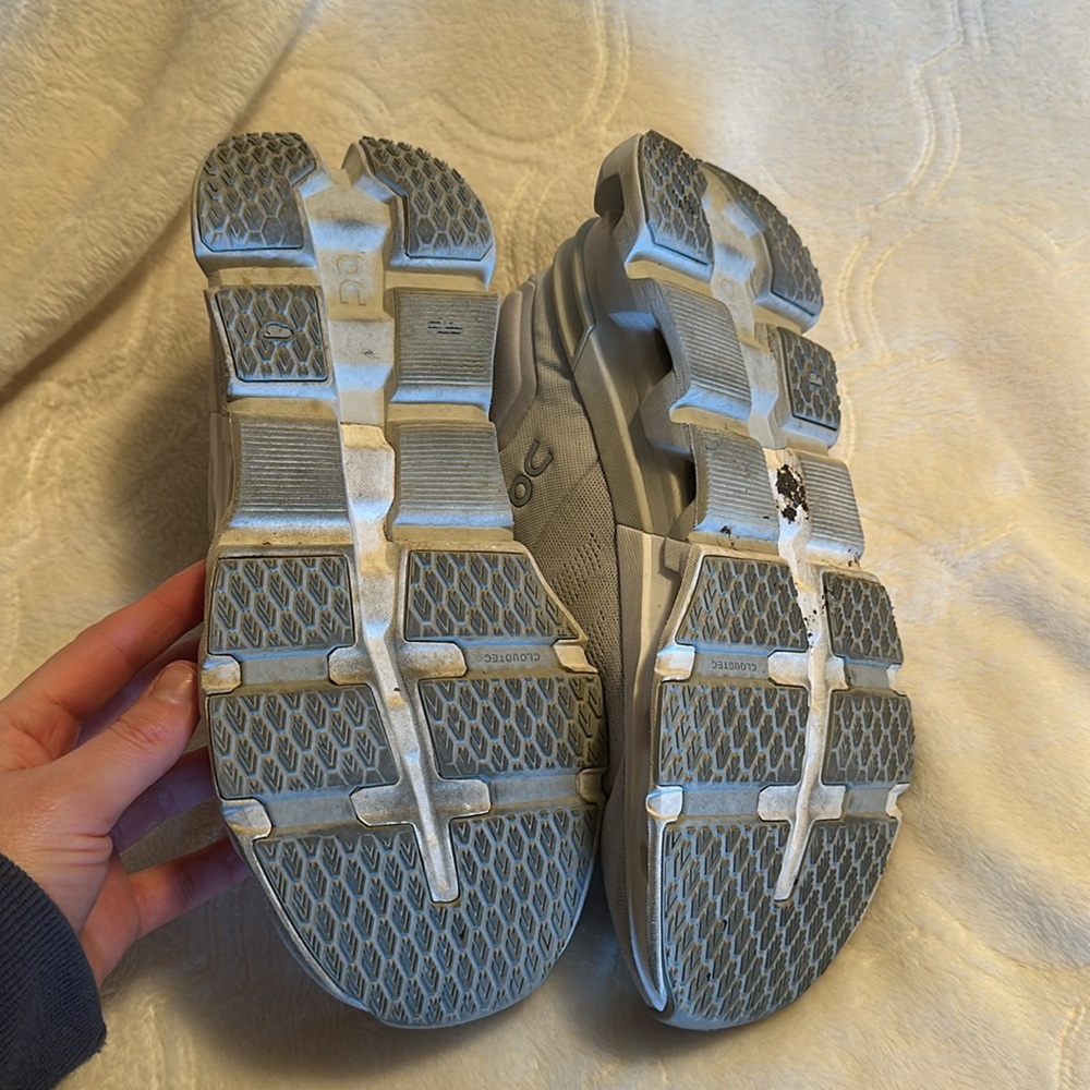 On cloud shoes women’s 9.5 - Picture 4 of 5